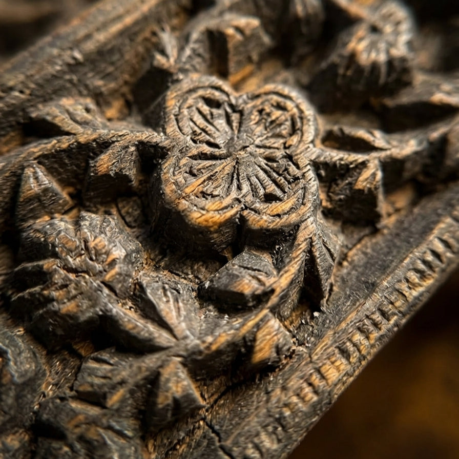 Riwaayat Carved Candle Stands