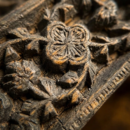 Riwaayat Carved Candle Stands